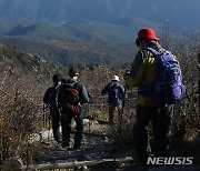 남설악 코스로 하산하는 등산객들