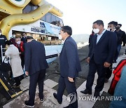 망향배에 승선하는 실향민과 인천시 관계자들