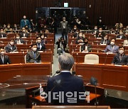 [포토]이재명 후보 발언 경청하는 송영길 대표-윤호중 원내대표
