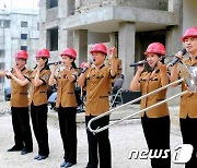 노래로 사기 북돋는 북한 건설 현장 선전대원들