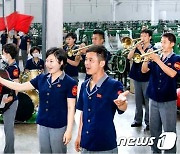 북한 "노래와 춤으로 난관 극복..밝고 명랑해야"