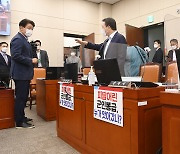 국방위 국감 또 '대장동 팻말 시위'로 파행..군인공제회 '손실' 쟁점