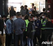 홍대 모인 외국인들 '마스크 벗고 음주 가무'