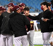 [포토] 6이닝 무실점 승리 정찬헌, 요키시에게 받는 축하