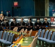 BTS 활동비 미지급 논란에 탁현민 "절차 간소화하도록 국회가 법 바꾸면 된다"