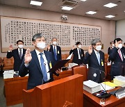 與野, '김만배 영장 기각' '윤석열 징계 인정' 두고 공방