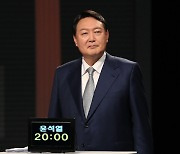 洪 "도덕성, 이재명과 피장파장" vs 尹 "정치 26년, 격 갖춰라"..정면충돌