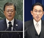 문 대통령·기시다 일본 총리와 첫 통화