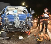서울 둔촌사거리서 3중 추돌..1t 트럭 운전자 사망, 3명 부상