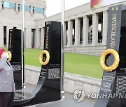 독일 기념비에 경례하는 독일 무관