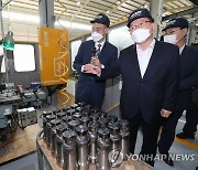 김부겸 총리, 스마트 공장 작업현장 점검