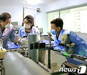 연구 중인 북한 국가과학원 물리학연구소