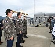 진해 해군 잠수함사령부 방문한 김부겸 총리