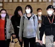 "고개 숙이지 말고 걸어"..끝까지 뻔뻔했던 '쌍둥이 자매'의 출국(종합)