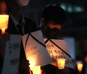 [포토] "아무도 처벌 않는 사회에 분노" 추모 촛불 든 홍정운군 친구들