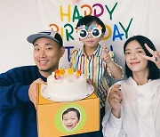 이 가족 완전 패피..개리, 10살 연하 아내와 子 하오 생일파티