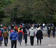 설악산 국립공원 나들이 인파로 북적