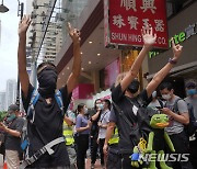 홍콩법원, 보안법 반대 시위 전직 야권 인사 7명에 징역형
