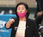[포토S] 선수들 바라보는 박미희 감독
