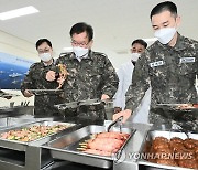 식판에 음식 담는 김부겸 총리