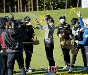 [포토]이정민 '우승 축하 꽃세레 고마워'