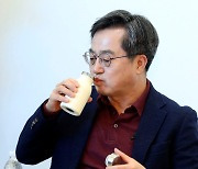 목 축이는 김동연