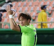 '팬들 향해 박수 보내는 쿠니모토'