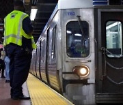 미국 전철 안에서 성폭행.."승객들 보고만 있었다"