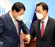 최재형 잡은 홍준표, 의원들 늘린 윤석열..불꽃 튀는 '영입전'
