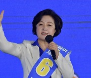 추미애 "尹, 도덕성 문제에 뻔뻔하고 공권력 사유화.. 구속수사 촉구"