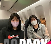 쌍둥이 자매 비행기 인증샷, PAOK "얼마나 흥분되나"
