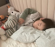 '이필모♥' 서수연, 세 살 아들 잠든 모습에 흐뭇 "구석에 쏙, 잘 때가 제일 예뻐"