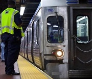 미국 통근열차 성폭행.."승객들 보고만 있었다" 파문