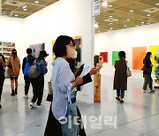 '650억원·9만명' 역대급 흥행기록 '키아프'..둑 터진 미술투자