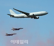 [포토]파란하늘에 나타난 KC-330 공중급유기
