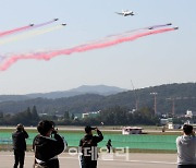 [포토]조기경보기-KF16, 2021서울 ADEX 축하비행