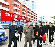 김정은 '시정방침' 관철 다짐하는 북한 주민들
