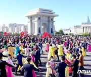 북한, '타도제국주의동맹' 결성 95주년 맞아 무도회 진행