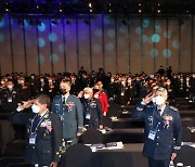 국기에대한경례하는 각국 공군 참석자
