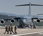 C-17 수송기 '엄청난 크기'