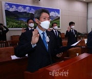 국정감사 선서하는 이인영 통일부 장관