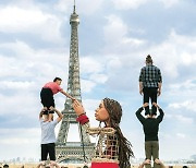 파리 도착한 시리아 난민 소녀 상징 '리틀 아말'