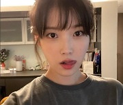 아이유, 혀 낼름.. 깜찍한 도발 "오늘 컴백자 등장"