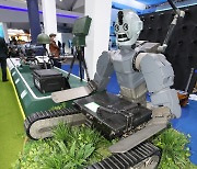 [포토] 상반신 사람·하반신 탱크.. 나라 지키는 로봇