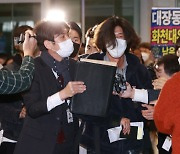 '대장동 핵심 인물' 남욱, 공항서 체포..취재진 질문에 "죄송하다"