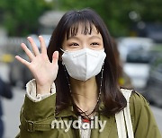 [MD포토] 신소율 '작은 얼굴 인증하는 손인사'