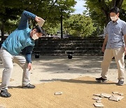 '오징어게임'에 신난 한국민속촌, 달고나 이어 딱지치기