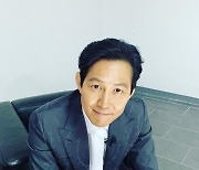 '오징어게임' 이정재, 셀카 배우기 근황..미소만으로 '자체발광'[스타IN★]