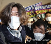 '대장동 키맨' 남욱, 귀국 뒤 인천공항에서 검찰에 체포