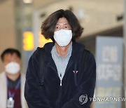 체포된 뒤 입국장 빠져 나가는 '대장동 키맨' 남욱